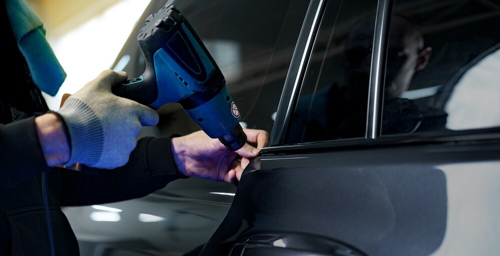 Using a Heat Gun to Remove Vinyl Wrap From a Car